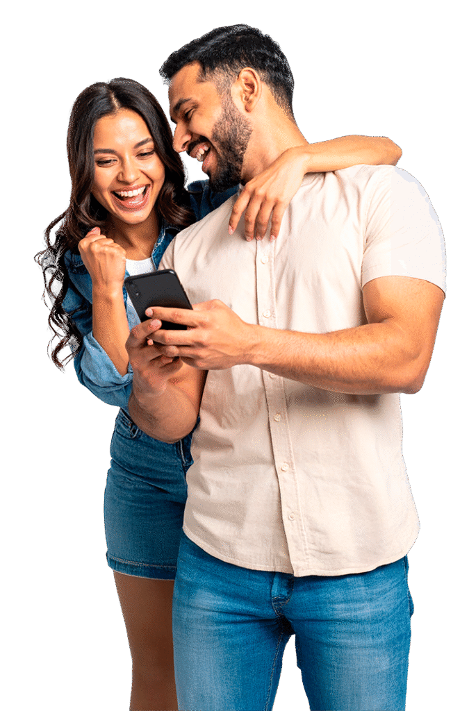 pareja de jovenes mira su celular
